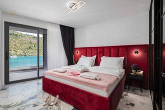 Thumbnail von Modern villa directly on the sea, Rogoznica region