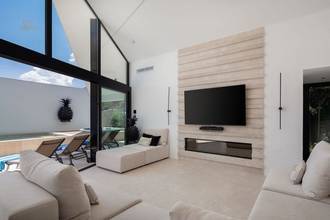 Thumbnail von Modern villa with sea view, swimming pool, and Jacuzzi