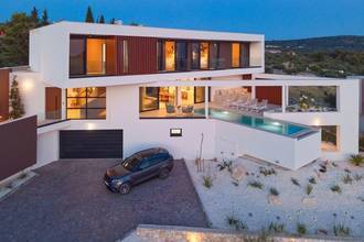 Thumbnail von Modern luxury villa with infinity pool and sea view