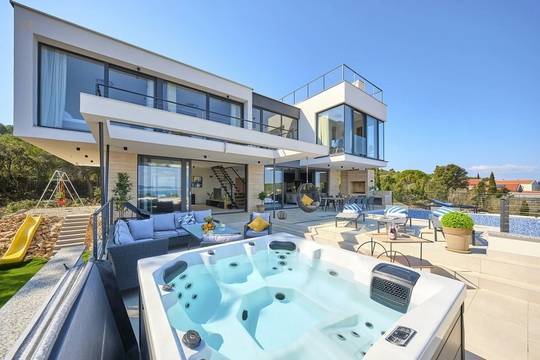 Moderne Luxusvilla mit beheiztem Pool und Meerblick