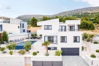 Thumbnail von Newly built villa with infinity pool and sea view