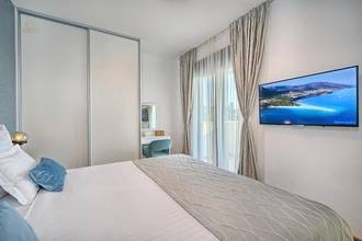 Thumbnail von Modern luxury villa with heated pool and sea view