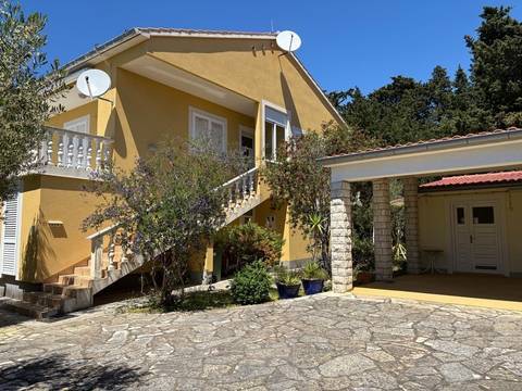 Familienhaus mit Meerblick und großzügigem Garten