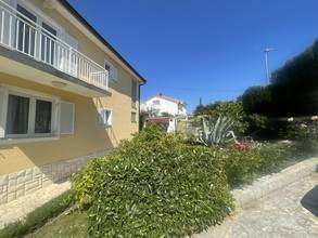Thumbnail von Detached house with three apartments, garden, and garage