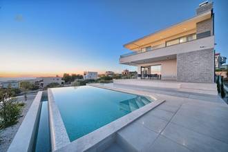 Thumbnail von Luxury villa with swimming pool and sea view