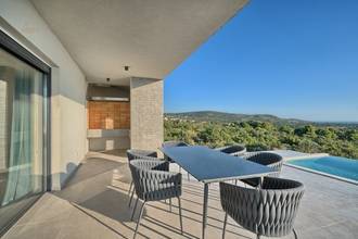 Thumbnail von Luxury villa with swimming pool and sea view