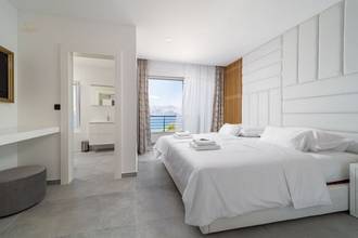 Thumbnail von Luxurious villa in first line to the sea with pool and sea view