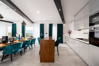 Thumbnail von Luxurious villa in first line to the sea with pool and sea view