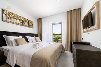Thumbnail von Luxurious villa in first line to the sea with pool and sea view