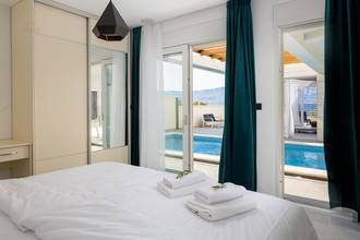 Thumbnail von Luxurious villa in first line to the sea with pool and sea view