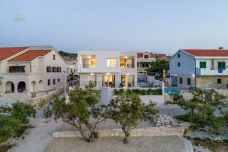 Thumbnail von Luxurious villa in first line to the sea with pool and sea view