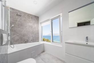 Thumbnail von Luxurious villa in first line to the sea with pool and sea view