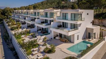 Thumbnail von Newly built luxury villas with a pool and sea view in the first line of the sea