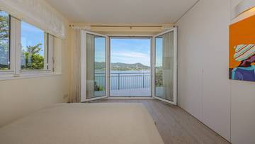 Thumbnail von Exclusive villa with pool by the lake