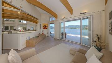 Thumbnail von Exclusive villa with pool by the lake