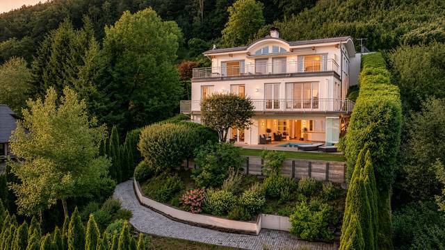 Exklusive Villa mit Pool am See