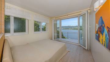 Thumbnail von Exclusive villa with pool by the lake
