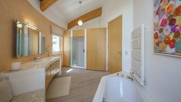 Thumbnail von Exclusive villa with pool by the lake