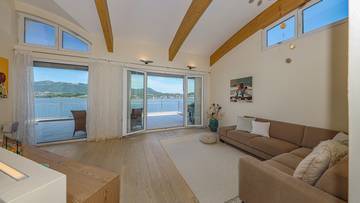 Thumbnail von Exclusive villa with pool by the lake