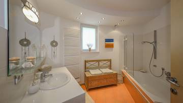 Thumbnail von Exclusive villa with pool by the lake