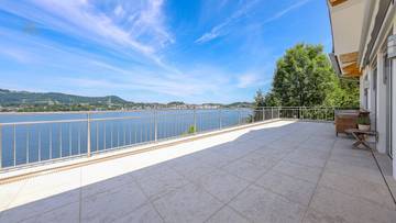 Thumbnail von Exclusive villa with pool by the lake