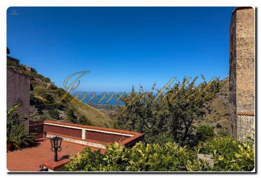 Immogold Sizilien Mittendrin!! Authentisches Haus mit zwei Schlafzimmern im Madonie Park, mit sizilianischen Steinzeugen gefliesten Innenräumen und Panoramaterrasse, frei nach dem Motto:“wohnen mit Charakter mit blendender Aussicht.