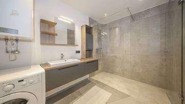 Thumbnail von High-quality renovated apartment with an exceptional sense of space