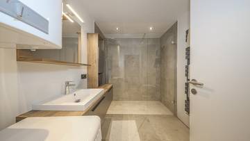 Thumbnail von High-quality renovated apartment with an exceptional sense of space