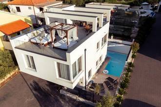 Thumbnail von Modern house with pool and rooftop terrace