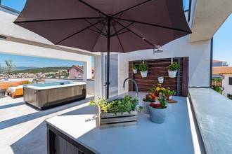 Thumbnail von Modern house with pool and rooftop terrace