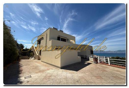 Immogold Sizilianischer Luxustraum Exklusive Villa nahe Palermo, mit fünf Schlafzimmern, drei separaten Apartments, Meerblick, spektakulärer Dachterrasse und tollem Pool