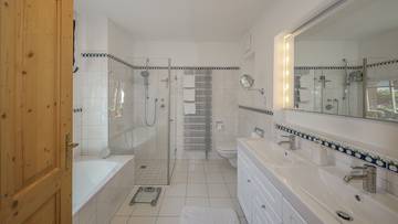 Thumbnail von High-quality corner terraced house in sunny prime quiet location