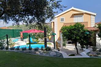 Thumbnail von Family house with pool and sea view, two separate living units