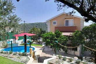 Thumbnail von Family house with pool and sea view, two separate living units