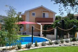 Thumbnail von Family house with pool and sea view, two separate living units