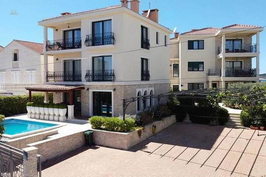 2 Villen mit Swimmingpool und Meerblick