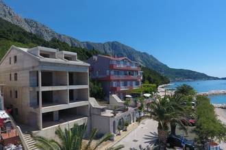 Thumbnail von Unfinished apartment building in the first row to the sea