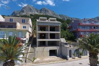 Thumbnail von Unfinished apartment building in the first row to the sea