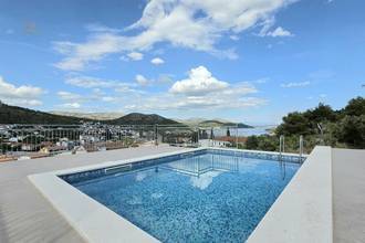 House with swimming pool and sea view in a quiet location