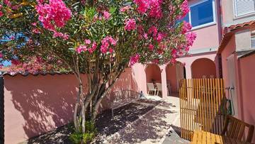 Renovated terraced house with sea view only about 400 meters from the sea