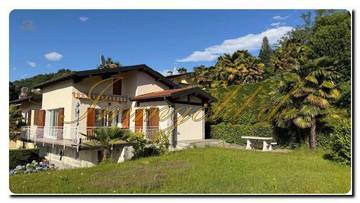 Immogold Lago Maggiore. Очень ухоженный полудом, великолепный панорамный и вид на озеро в гармоничном и солнечном ландшафте.