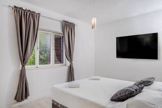 Thumbnail von Newly renovated ground-floor apartment with garden and sea view