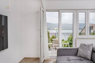 Thumbnail von Newly renovated ground-floor apartment with garden and sea view