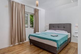 Thumbnail von Newly renovated ground-floor apartment with garden and sea view