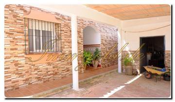 Thumbnail von Exclusive at Immogold® MWS 243826 Spacious estate with two houses, pool, and private vegetable garden in a quiet location