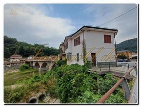 Historic residential building with a former village bakery and a breathtaking river view at a very affordable purchase price. A unique property full of history and possibilities. Live where history remains alive.