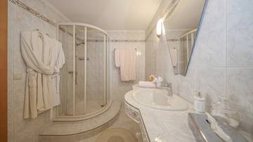 Thumbnail von Property in a unique prime location with unobstructed panoramic view