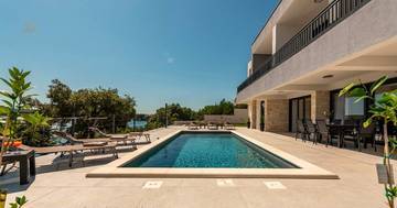Thumbnail von Newly built luxury villa with swimming pool and sea view