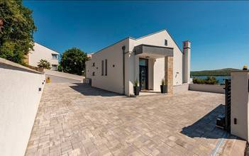 Thumbnail von Newly built luxury villa with swimming pool and sea view