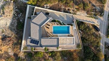 Thumbnail von Modern villa with heated pool, elevator, and panoramic sea view